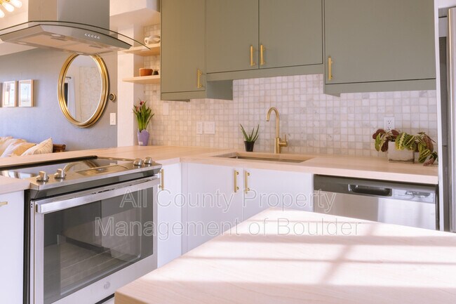 Building Photo - 727 Julian Cir