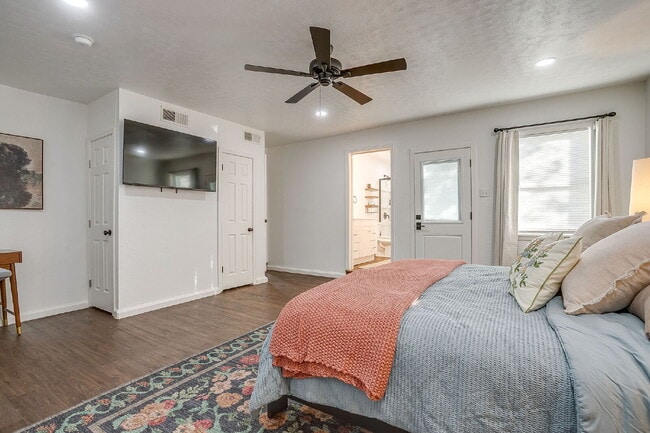 Building Photo - Fully furnished and updated 3 bedroom 2 bath in the heart of River Oaks. Available immediately an...