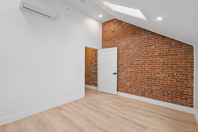 Building Photo - 117 Lander St