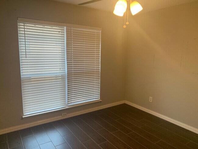 Building Photo - Modern 2 Bedroom, 2 Bathroom Condo in the Heart of Vibrant Oaklawn!