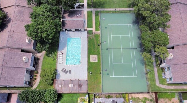 Building Photo - 3300 Pebblebrook Dr