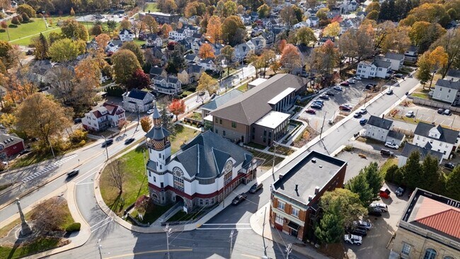 Building Photo - 110 W Main St