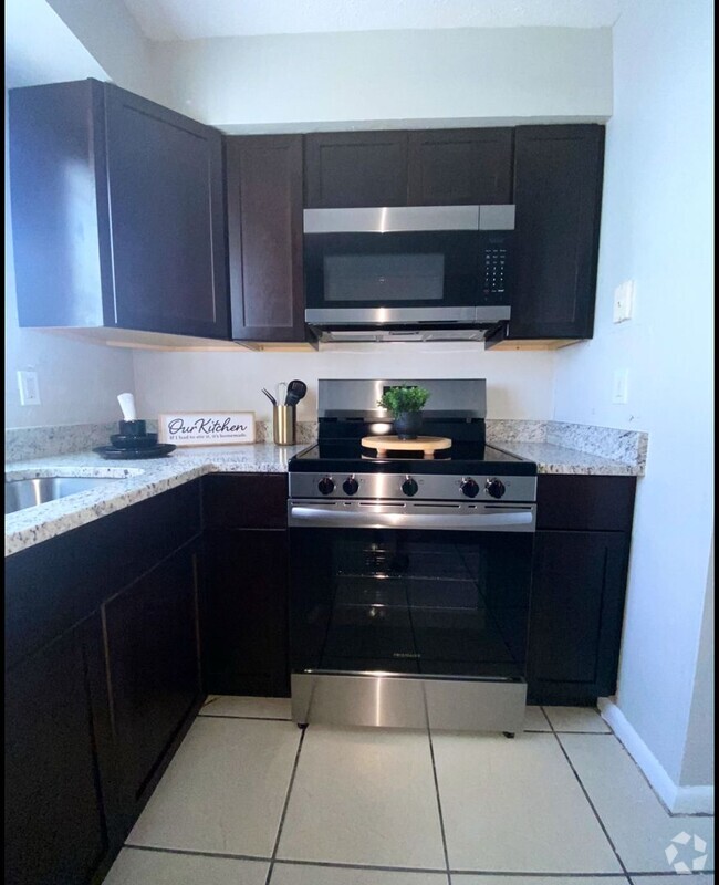 Building Photo - RENOVATED 2 Bedroom, 1 Bathroom Tampa Apar...