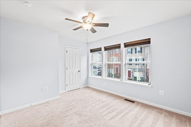 Building Photo - Commuter Friendly 3 Bed 3.5 Bath Townhome