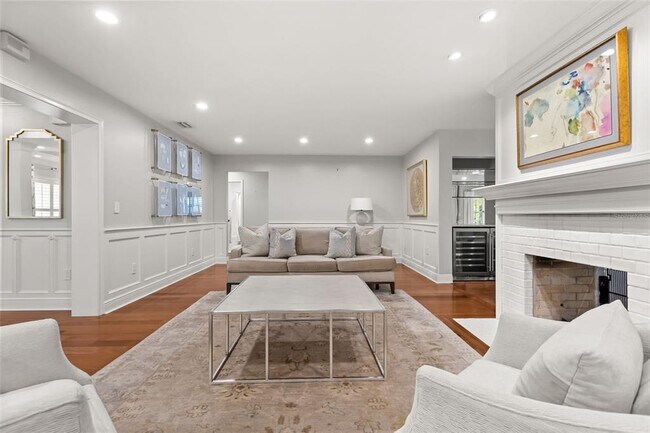 Building Photo - 2220 Vía Tuscany