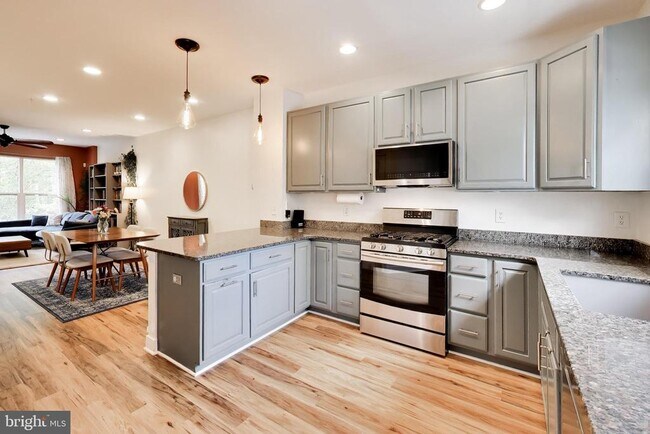 Building Photo - 4550 Longfellow St