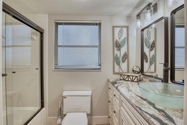 Building Photo - 5640 Golf Pointe Dr