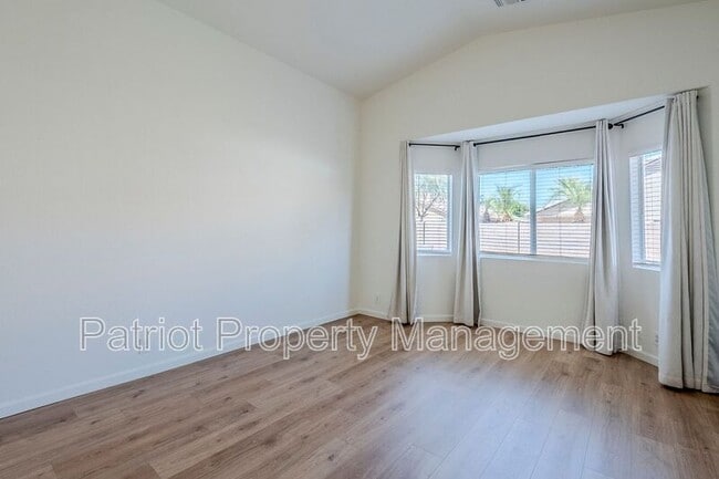Building Photo - 2530 E Camellia Dr