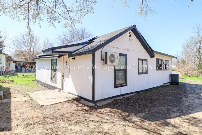 Building Photo - 732 N Victor Ave