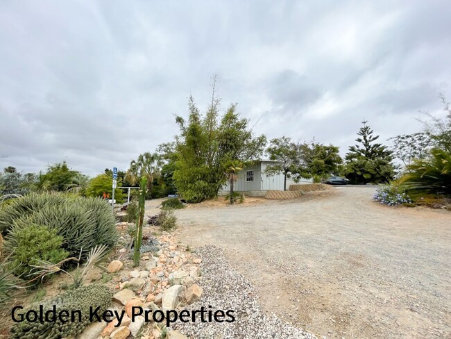 Building Photo - Charming farmhouse available in rural Vist...