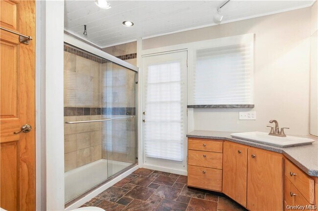 Building Photo - 4 1st St