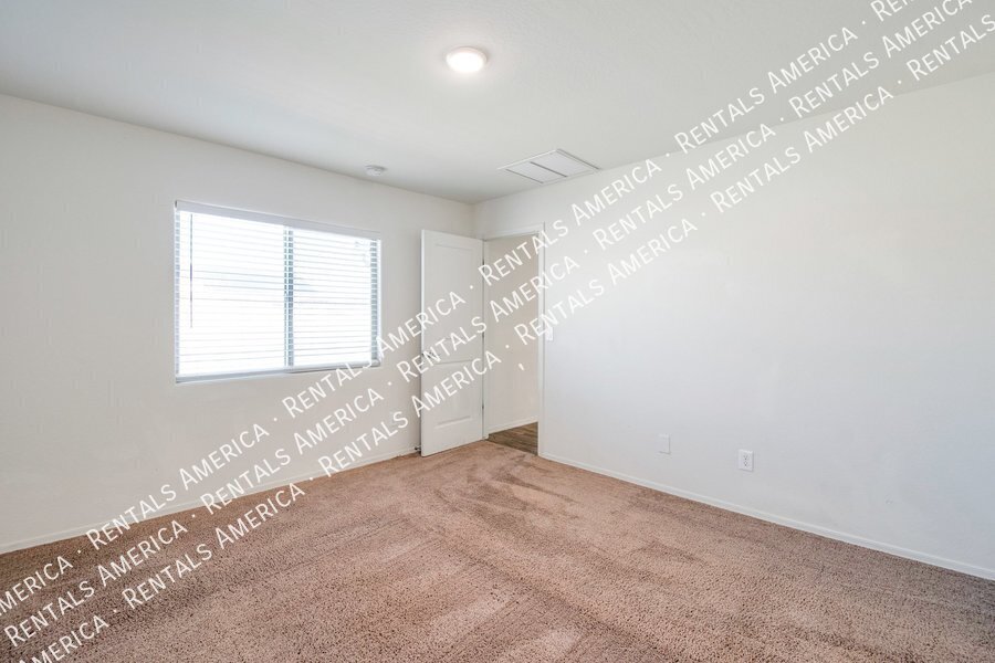 Building Photo - 1560 E Demain Dr