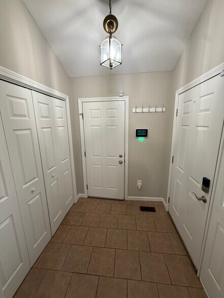 Building Photo - 791 Long Hill Rd