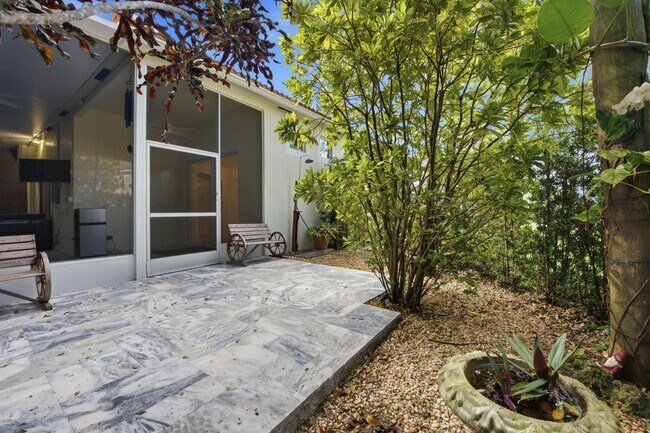 Building Photo - 8552 Vía Giardino