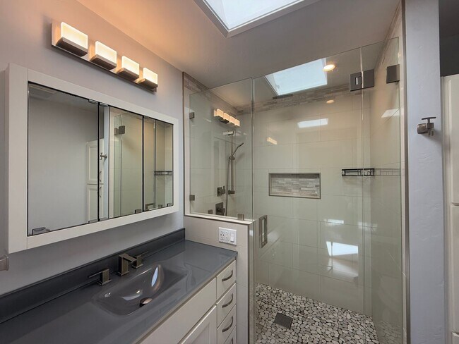 Building Photo - Charming 4BR San Diego Home with Front Dec...