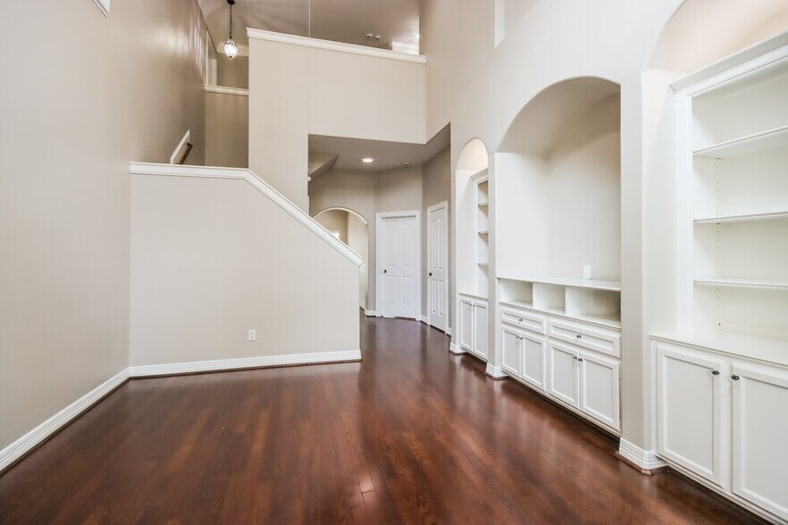 Building Photo - 409 Robinwood Dr