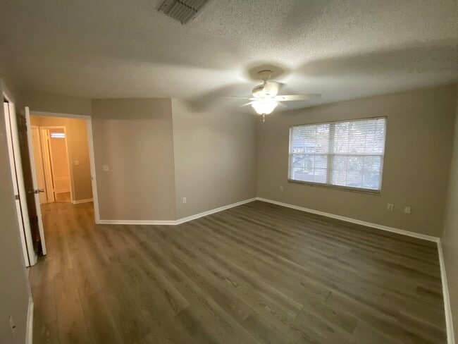 Building Photo - MOVE-IN SPECIAL-WONDERFUL 3/2.5 Home with 1 car garage-UCF Area