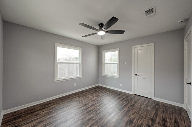 Building Photo - 513 Barkley St