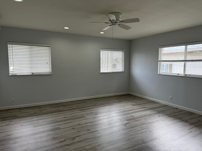 Building Photo - 1518 Thurston Ave