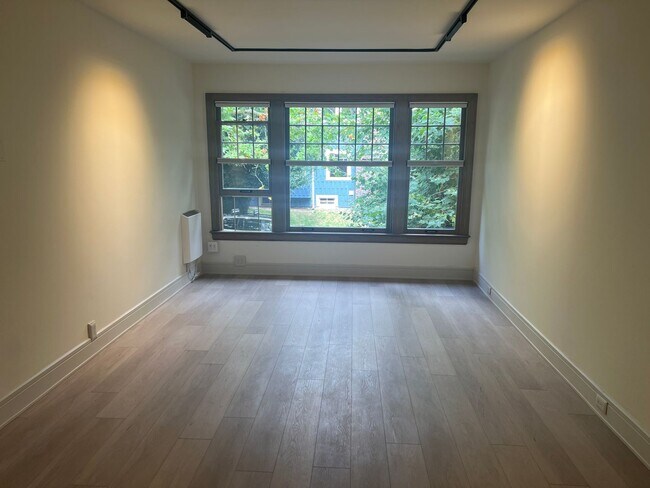 Building Photo - Newly Remodeled Condo on Capitol Hill - Close to UW