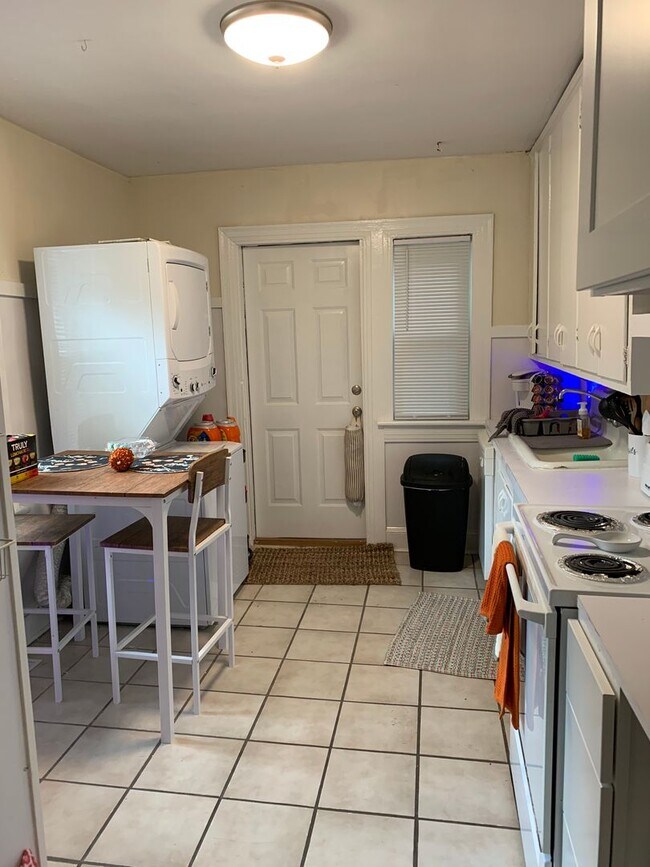 Building Photo - Grid 2 bedroom house available!
