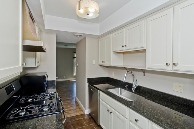 Building Photo - 40 Yorktown Dr
