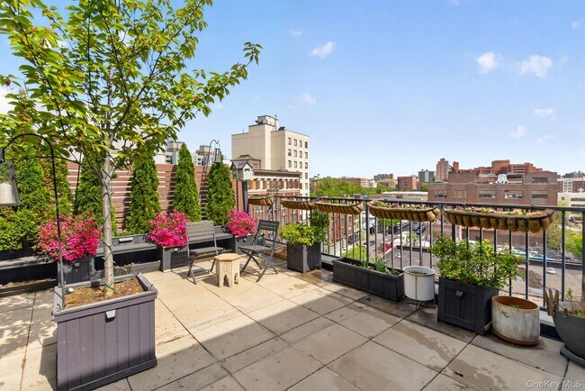 Building Photo - 225 E 138th St