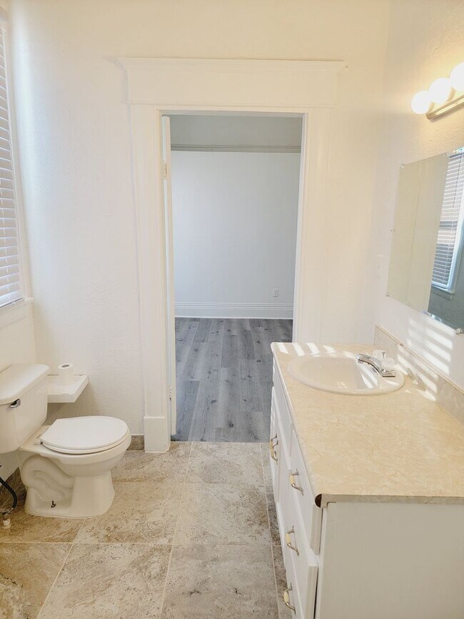 Building Photo - 1928 Arizona Ave