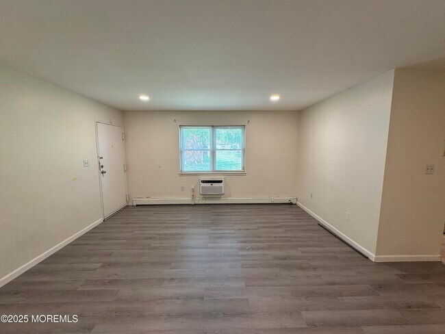 Building Photo - 289 Main St