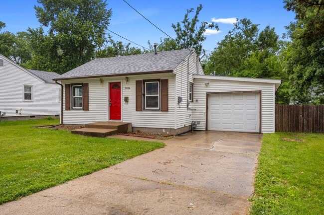 Building Photo - 1 Bedroom/ 1 Bath Home - Fenced in back yard and 1 Stall Garage