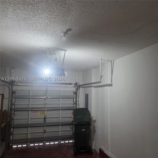 Building Photo - 4730 Lago Vista Dr