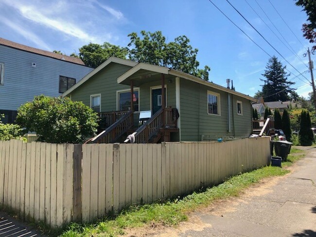Building Photo - 6 Bedroom Home for Rent