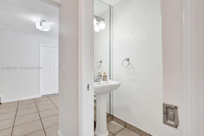 Building Photo - 21461 Sawmill Ct