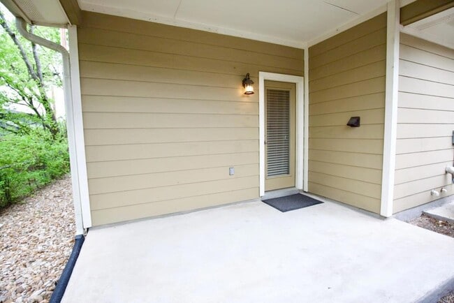 Building Photo - 1800 Richcreek Rd