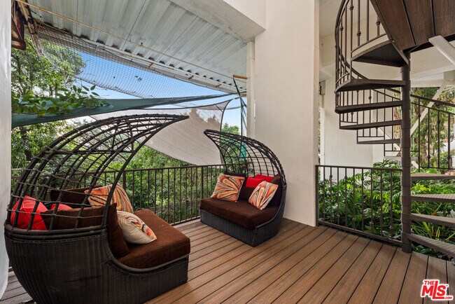 Building Photo - 2826 Las Alturas St