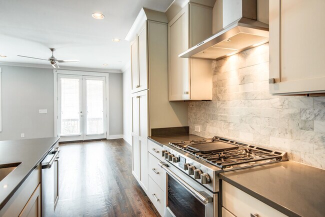 Building Photo - 3BR/3.5BA is Right Size, Right Price, and Right Nice at 8th & Wedgewood!!!