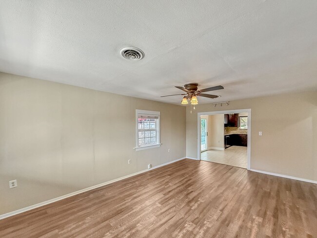 Building Photo - Beautiful 2B/1BA Home in Escondido!