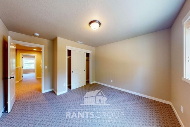 Building Photo - Beautifully upgraded townhome in a quiet L...