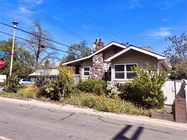 Building Photo - Welcome to this stunning 4-bedroom, 2-bath...