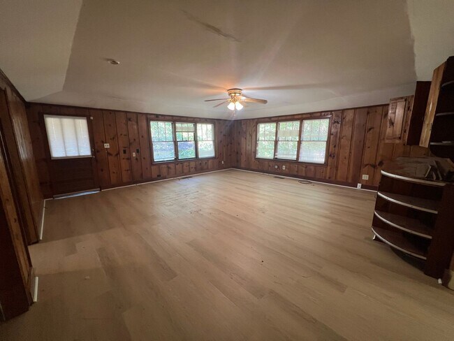 Building Photo - 4 bedroom 4 bathroom off Veterans Memorial...