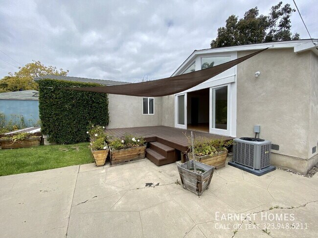 Building Photo - 2577 S Bundy Dr