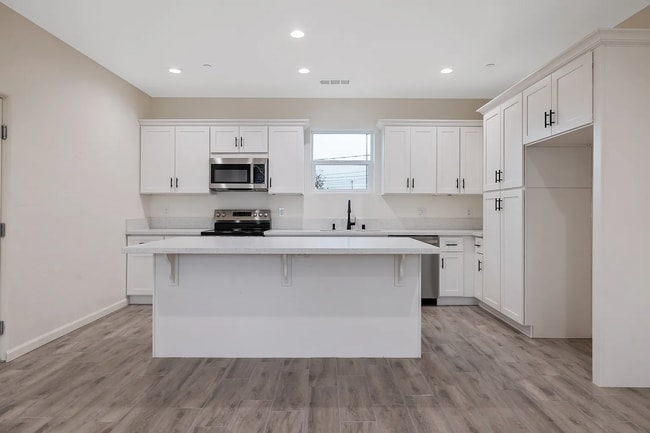 Building Photo - 601 E 10th St