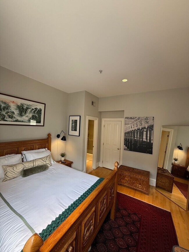 Building Photo - Charming 2BR | 2BA Condo in Logan Circle