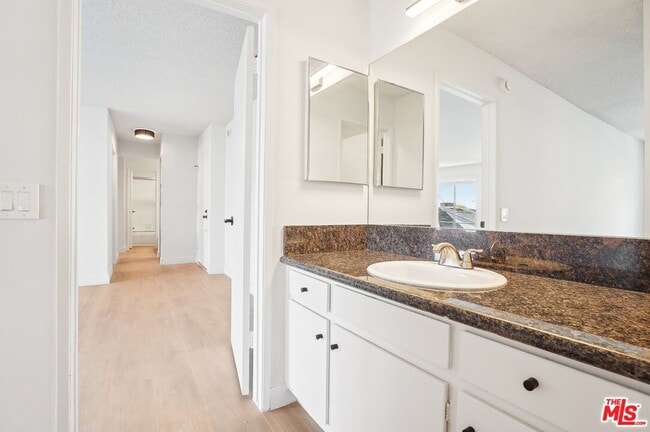 Building Photo - 1352 S Carmelina Ave