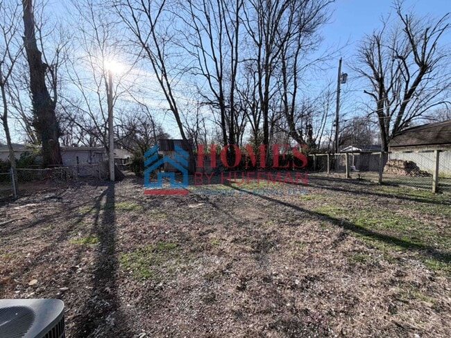 Building Photo - Two Bedroom House | Updated Flooring/Kitchen