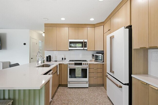 Building Photo - 580 Baywood Dr N