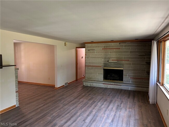 Building Photo - 4384 Parkdale Ave NW