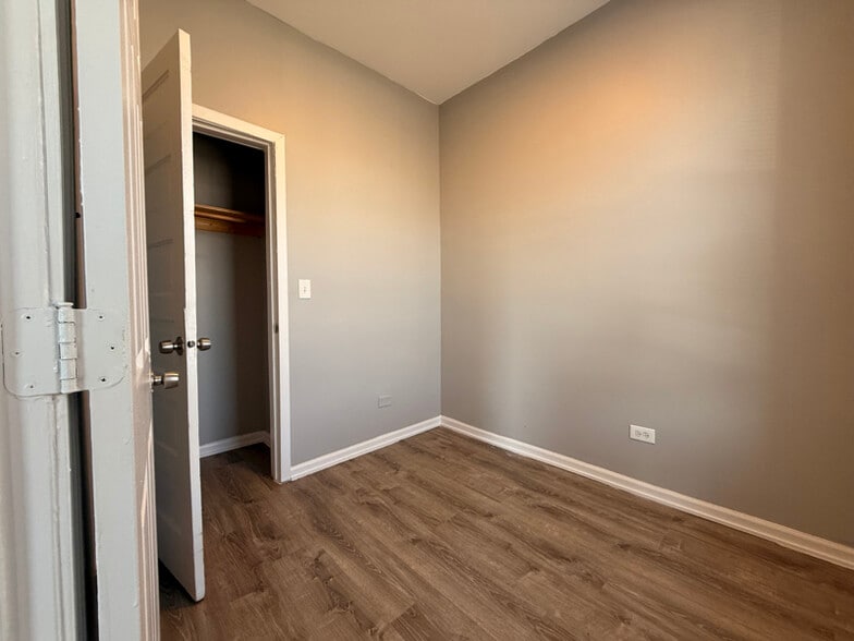 Building Photo - 7314 S Kenwood Ave