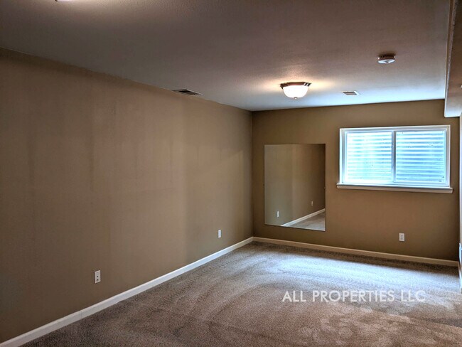 Building Photo - 10467 Robb Dr