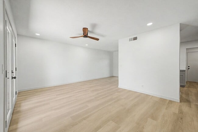 Building Photo - South Tempe 3BR Townhome w/ Private Yard, W/D & Parking